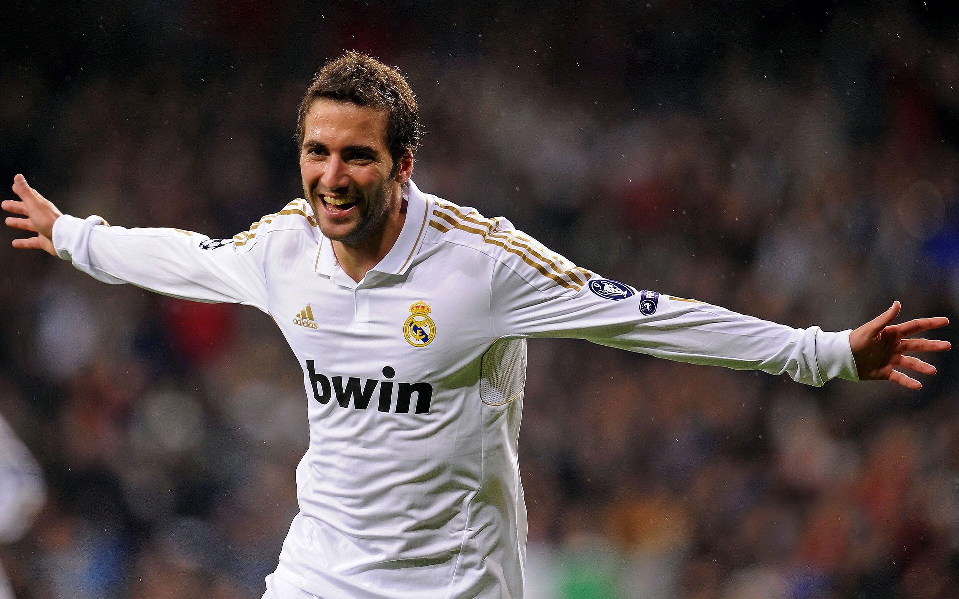 中超官方公布月度最佳后卫，年轻球员的出色表现受到赞扬，中超最佳中后卫