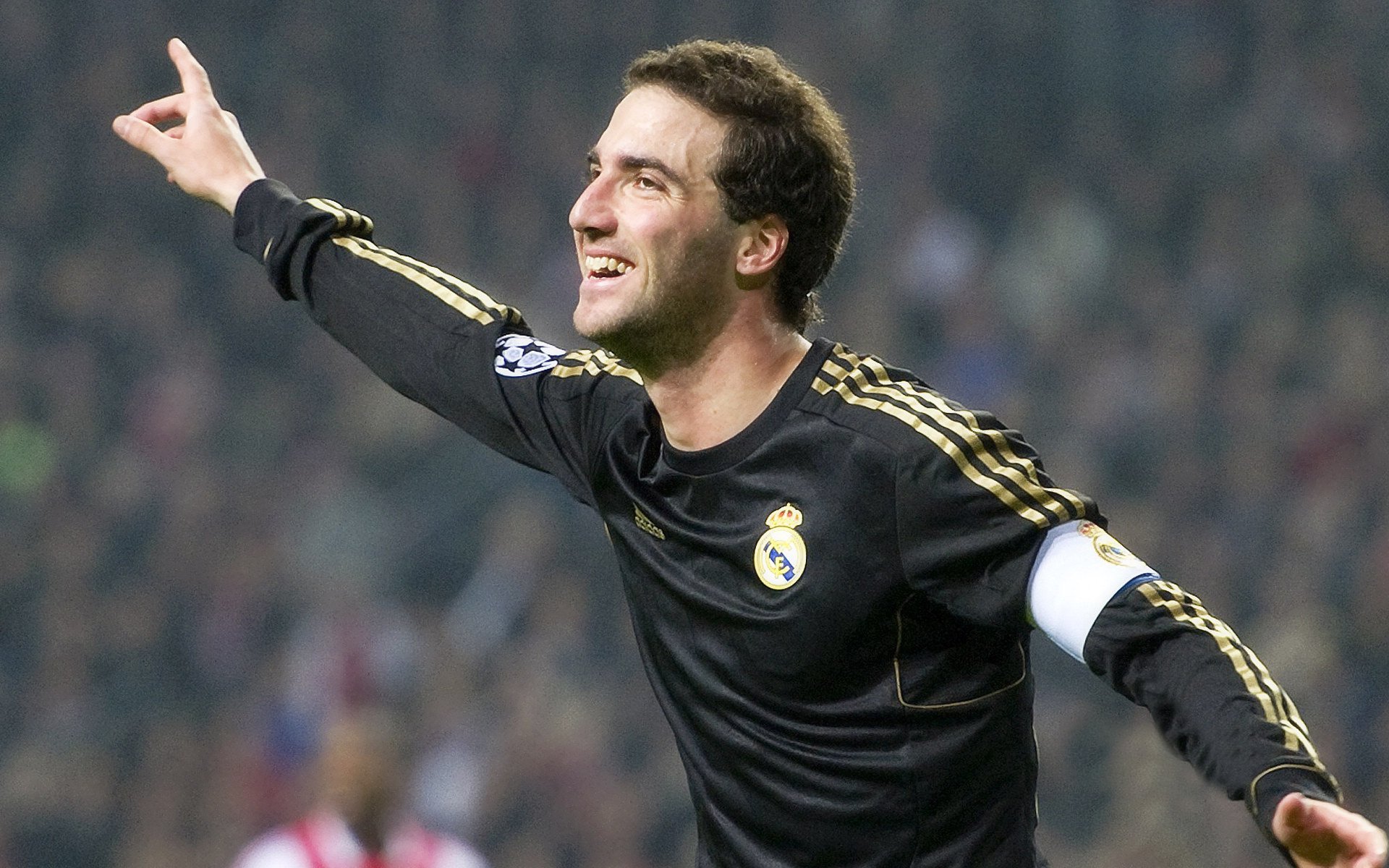 中超官方公布月度最佳后卫，年轻球员的出色表现受到赞扬，中超最佳中后卫